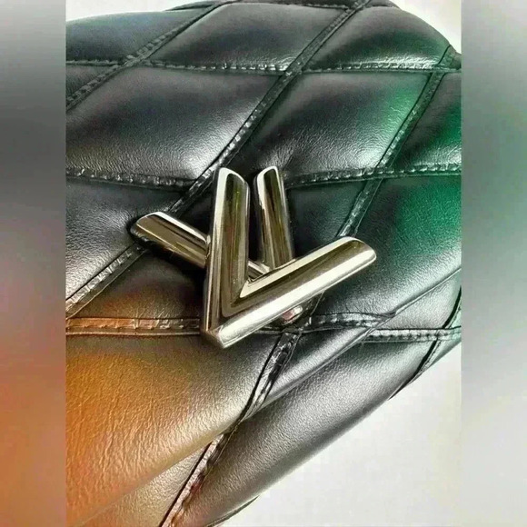 Authentic Louis Vuitton twist lock Puff GO 14 PM- COA INCLUDED - Picture 10 of 14